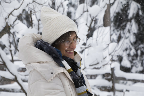 老妇人享受冬天的一天图片下载