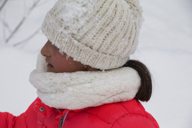 小女孩喜欢周末在雪地里玩图片下载