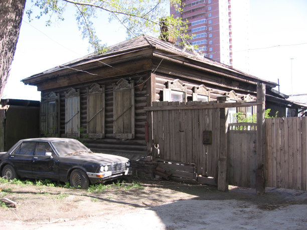 村里的老木屋一辆破车停在一个废弃的院子里图片下载