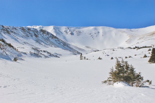 落基山脉的雪山图片下载