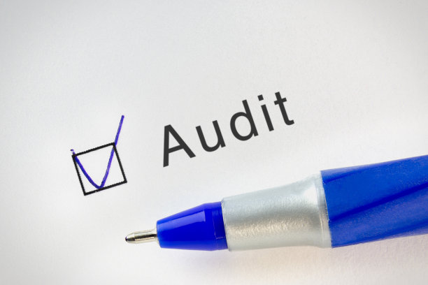 试卷上的审计会计和财务概念文本在表格框中打勾。商业术语与检查标记系列。图片下载