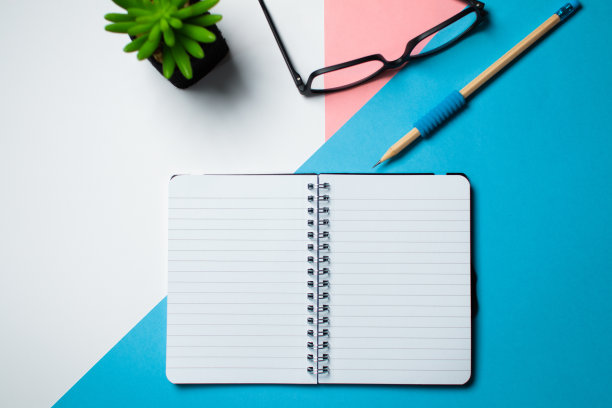 有咖啡杯的工作台图片下载