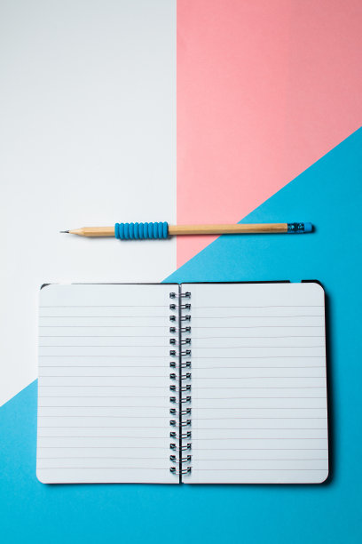 有咖啡杯的工作台图片下载