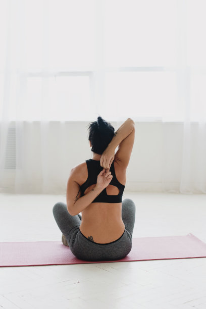 女人在家里伸懒腰，用手把背后的锁锁住图片下载