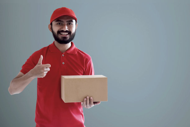 微笑的快递员拿着纸板箱图片下载