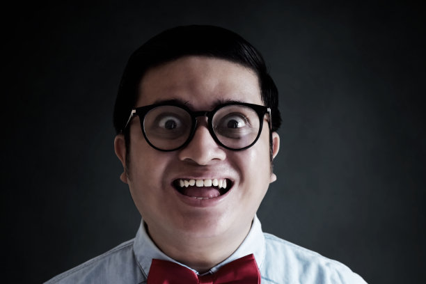 戴眼镜的书呆子的肖像图片下载