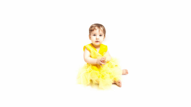 肖像可爱的白人9个月大的婴儿在黄色的裙子坐在白色的背景图片下载