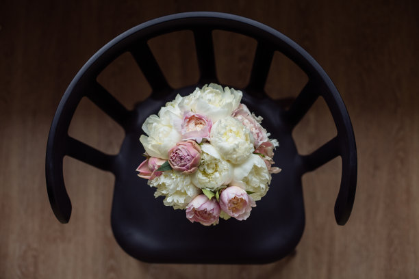 一束白色的花，用粉红色的丝带系着图片下载