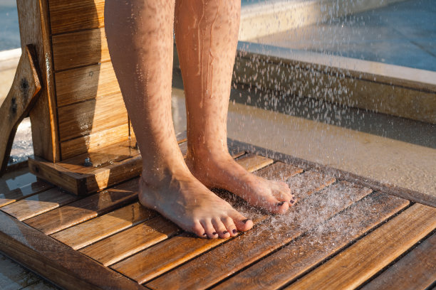 美丽的年轻女子在一个阳光明媚的日子在海边户外游泳。图片下载