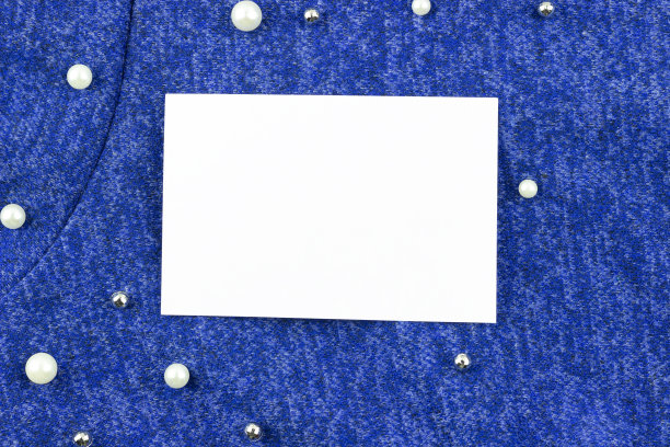 蓝色针织纱线纹理珠背景与白色名片模型，复制空间图片下载