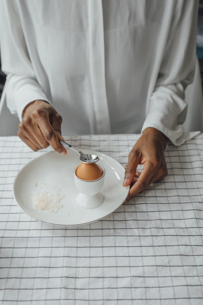早餐吃鸡蛋的女人图片下载