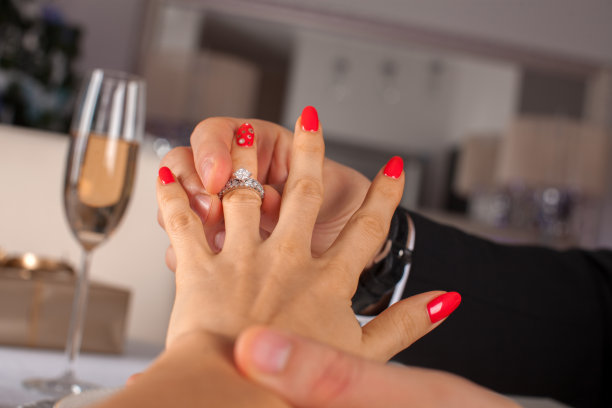 男人送订婚戒指图片下载