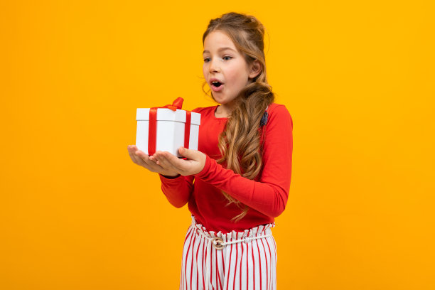 一个黄色背景的惊喜女孩图片下载