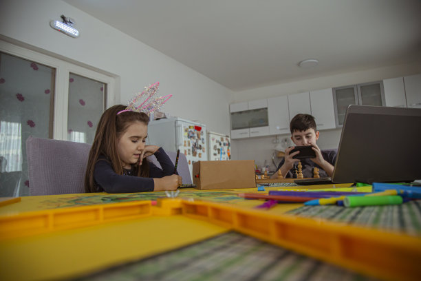 哥哥和妹妹花时间在一起画画图片下载