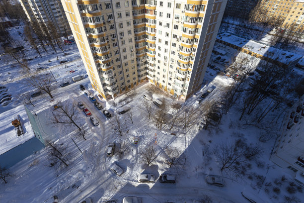莫斯科居民区在一个阳光明媚的冬日后，大雪，俄罗斯图片下载