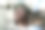 十几岁的男孩从家里的窗户往外看图片下载