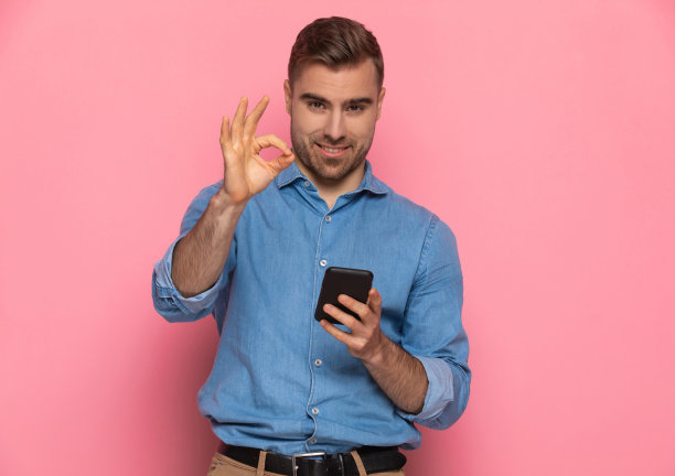 有魅力的大胡子男人做手势和阅读信息图片下载