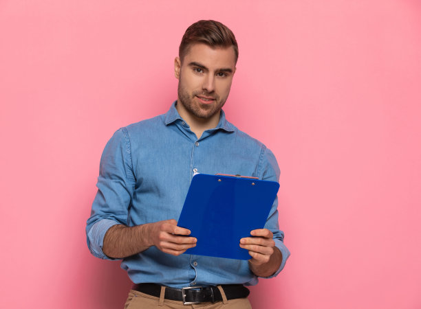 肖像快乐的年轻人在牛仔衬衫呈现图片下载