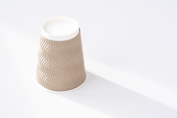 一个倒置的咖啡杯和白色背景上的阴影图片下载