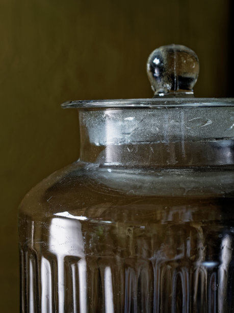 选择性聚焦古董空玻璃药剂师瓶静物拍摄图片下载