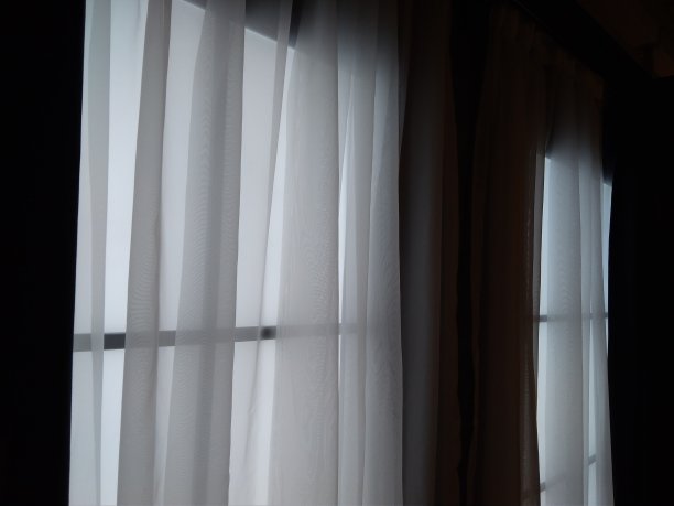 透明的白色窗帘在房间的窗户在客厅内部图片下载