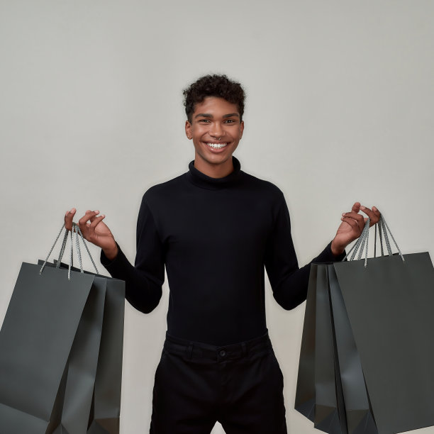 快乐的年轻人拿着袋子购物后图片下载