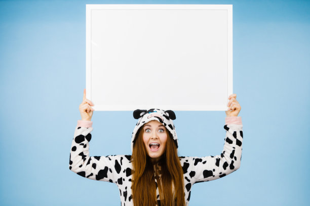 穿着牛装的快乐疯女人抱着木板图片下载