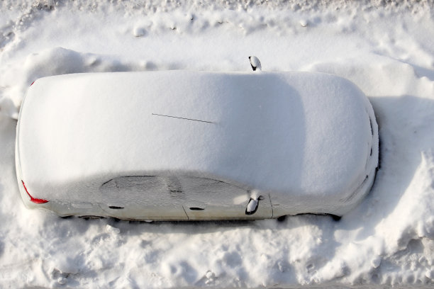 车被雪覆盖，俯视图图片下载