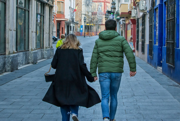 一对在街上玩的夫妇。图片下载