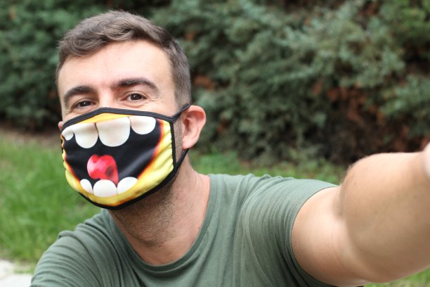 幽默的人戴着乐观的防护面具图片下载