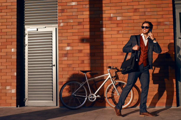 时髦的企业家在市中心边走边打电话图片下载