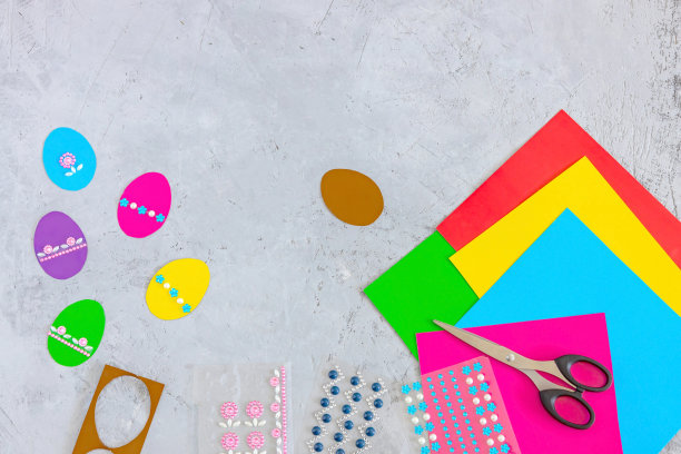 彩色的纸，剪刀，在混凝土背景上雕刻复活节彩蛋图片下载