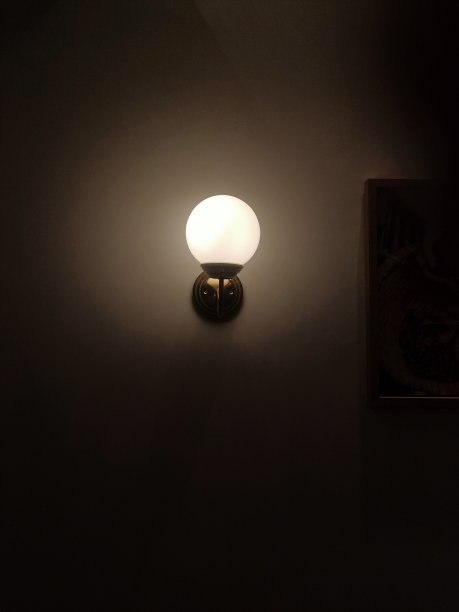 黑暗中的一些光图片下载