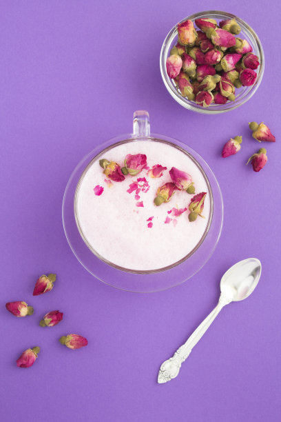 顶视图的玫瑰月亮牛奶在杯子上的紫罗兰背景图片下载