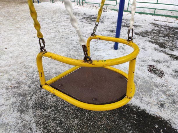 莫斯科游乐场的秋千椅素材图片