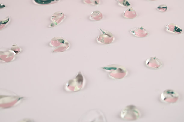 化妆品洗液透明凝胶滴纹理背景，侧视图。简约的化妆品的概念。图片下载