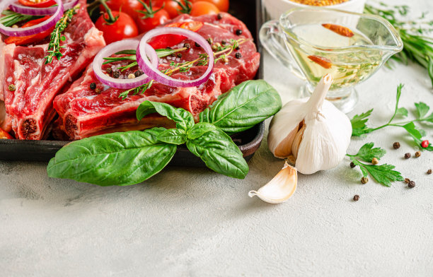 新鲜的牛骨牛排与香料，香草和油在灰色混凝土背景。本空间图片下载