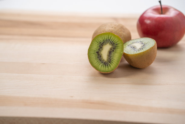 木砧板上有猕猴桃和苹果图片下载