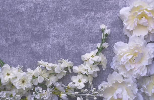 灰色腈纶底色，白色人造花。图片下载