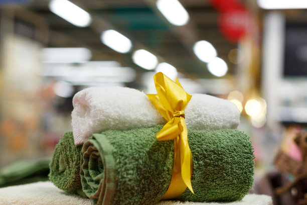 商店里的礼品毛巾，模糊背景的特写图片下载