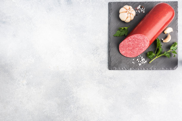 在切菜板上用欧芹、香料和大蒜腌制的意大利腊肠。俯视图拷贝空间图片下载