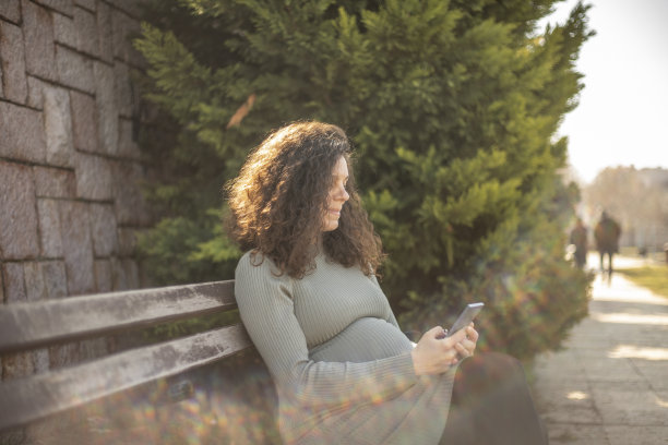 孕妇用智能手机发短信图片下载