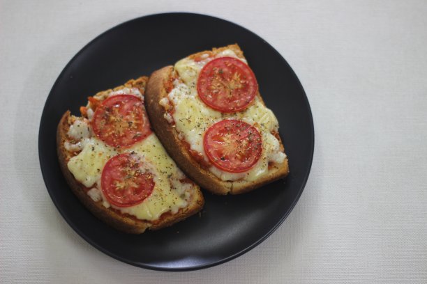 披萨吐司配家烤面包图片下载