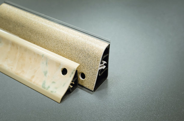 家具配件。厨房台面的塑料底座，配有不同大小和形状的硅胶垫。图片下载