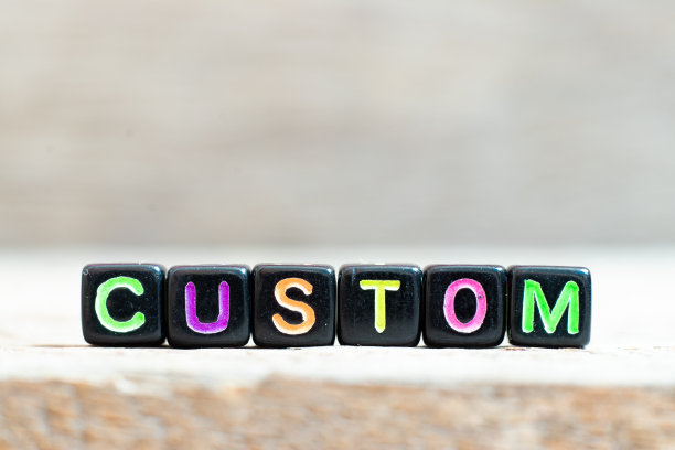 黑色珠与颜色字母在字定制在木材背景图片下载