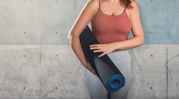运动瑜伽女人与瑜伽垫图片下载