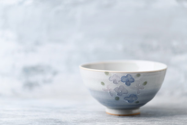 传统的陶瓷碗在明亮的背景。副本的空间。图片下载