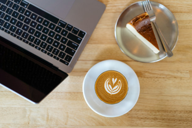 在咖啡馆工作的休息时间图片下载