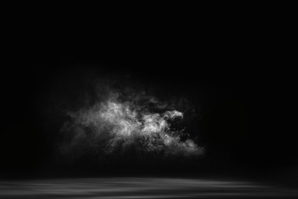 干白的冰，烟，云，雾，空舞台纹理。孤立的黑色背景。图片下载