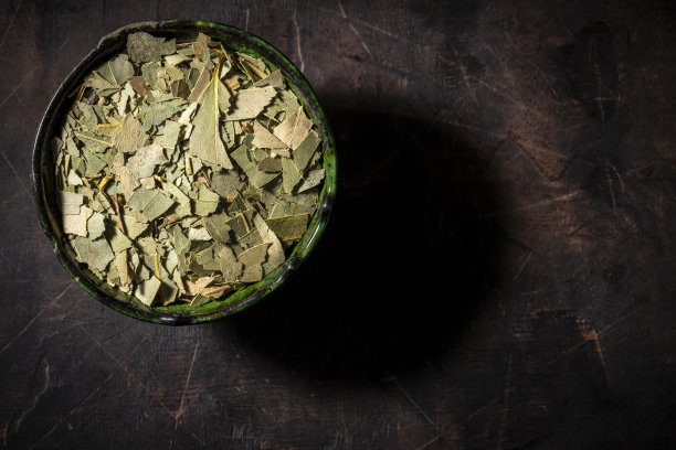 桉树的叶子晒干后放在黑木上冲泡草药茶图片下载